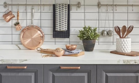 Marbre, quartz ou pierre, comment choisir le plan de travail de votre cuisine ?